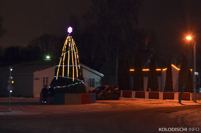 В центре агрогородка Колодищи зажгли огни на новогодней елке