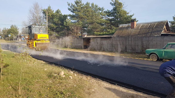 В Колодищах по улице Замковая укладывают асфальт