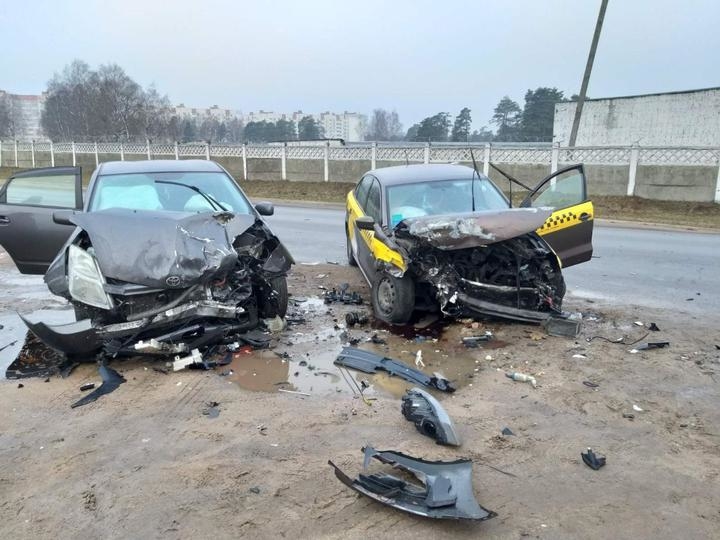 На выезде из Колодищ водитель такси выехал на встречку и столкнулся с Toyota