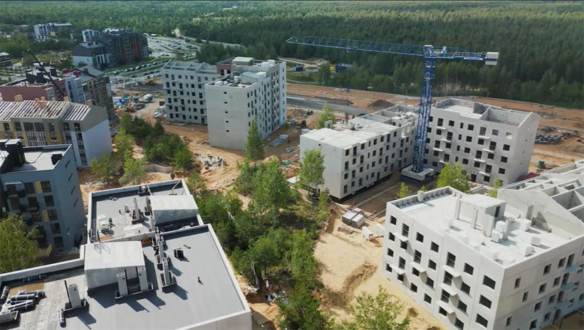 Строится детский сад, многоквартирные дома, новая дорога. Смотрите, как активно развивается Зеленая Гавань