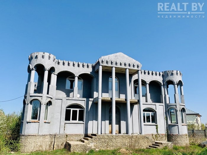 В Колодищах за $105 тысяч продается замок, в котором хотели сделать частный детский сад