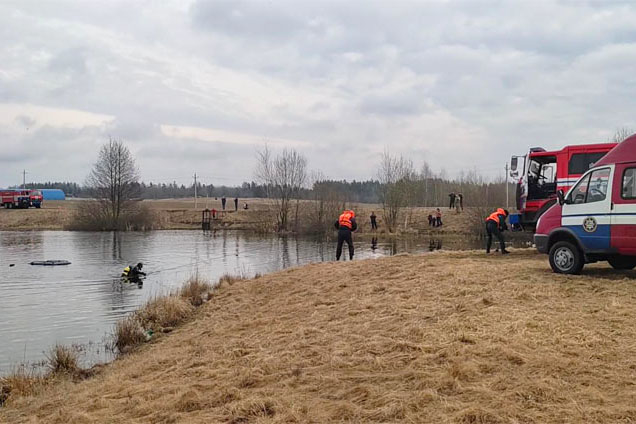 Спасли человека из затонувшей машины и очевидца выпавшего из лодки. В Старине прошли учения МЧС