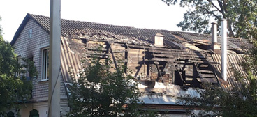 Очевидец: утром 28 июня по ул. Тюленина горел жилой дом, к месту пожара ехали 3 машины МЧС