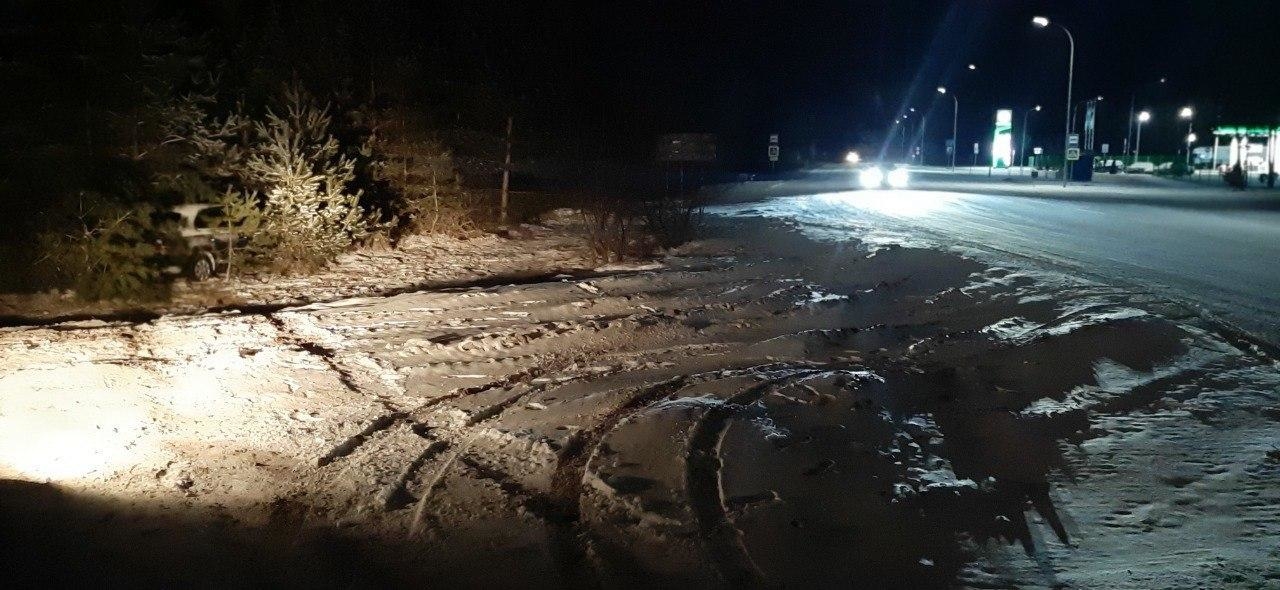 Возле АЗС в Колодищах водитель Skoda съехал в кювет и врезался в дерево