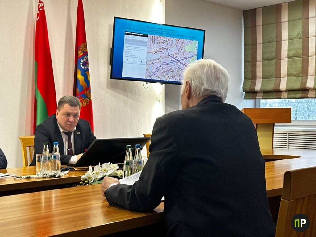 Житель Колодищ обратился к председателю райисполкома по вопросам ремонта дороги и работы почты