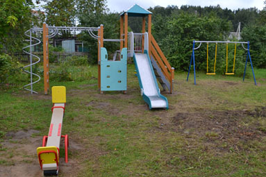 По улице Полевая в Колодищах установили обещанную детскую площадку