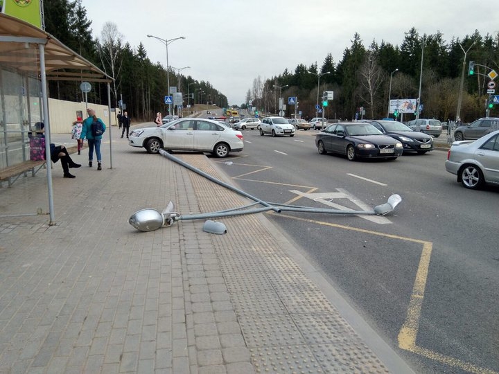 Возле рынка в Уручье сбитый машиной столб упал на пешехода