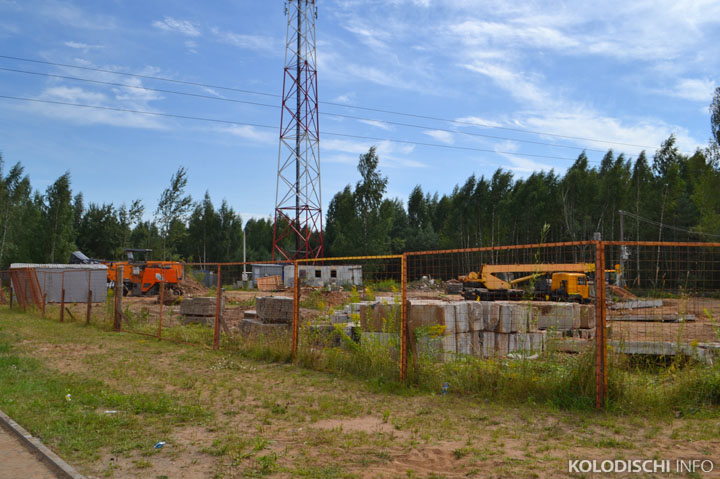 В Колодищах приступают к строительству здания магазина "Санта" 