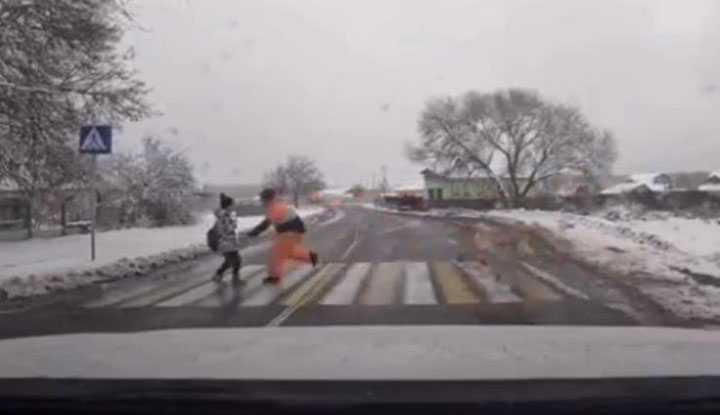 В сети появилось видео: на дороге в Старине мужчина спас ребенка. Ролик оказался постановочным