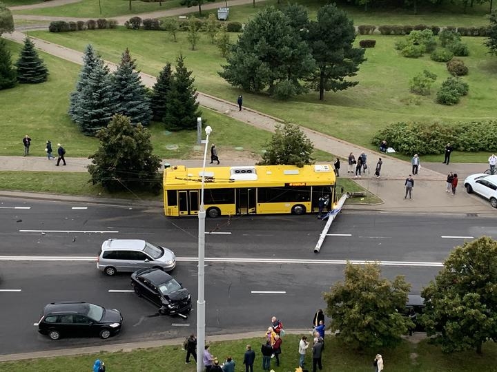 В Уручье автобус врезался в легковушку и снес столб