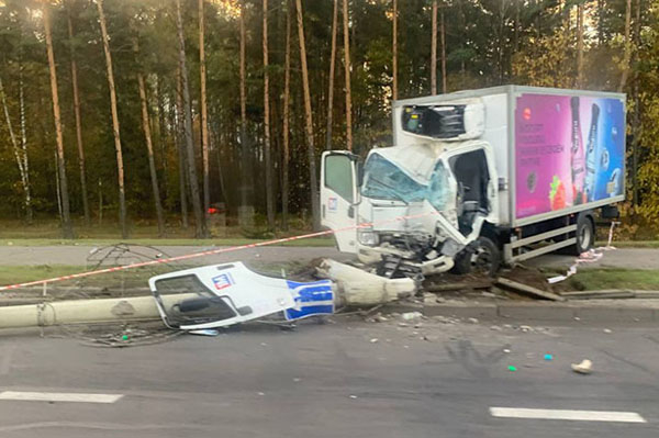 В районе 9-го километра на проспекте Независимости грузовик снес столб