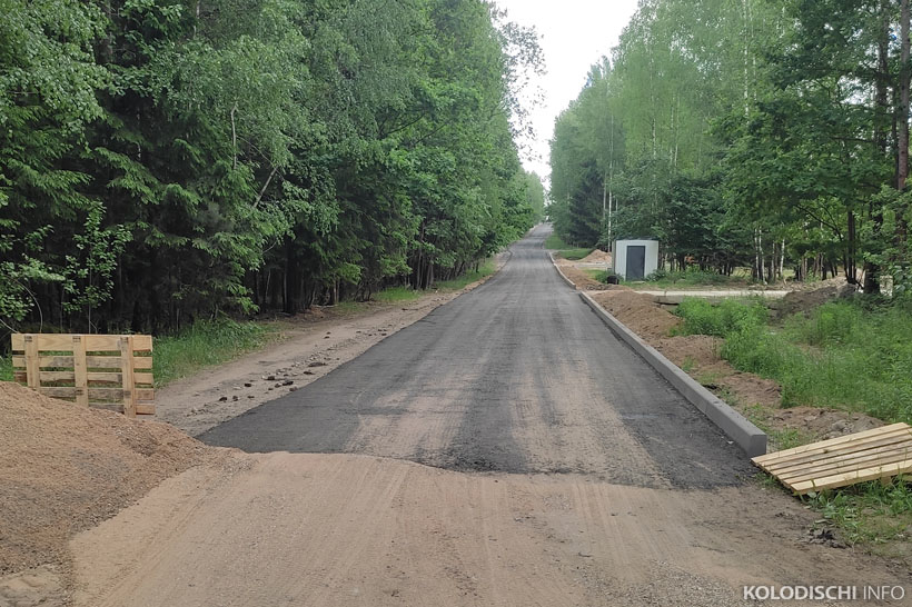 Жители за свой счет уложили покрытие из асфальтогранулята по улице Алмазная в Колодищах