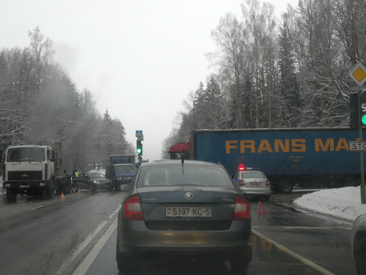 На въезде в Колодищи массовое ДТП, движение затруднено