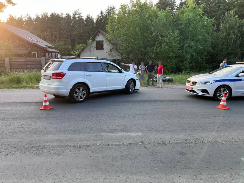 В Колодищах мотоциклист при обгоне столкнулся с легковым автомобилем