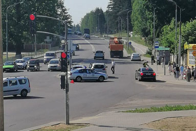 Пользователи: в Колодищах на перекрестке установили знаки "Движение по полосам", но никто их не соблюдает