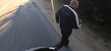 Видео: пьяный мужчина едва не попал под колеса скутера, а затем лег спать на обочине