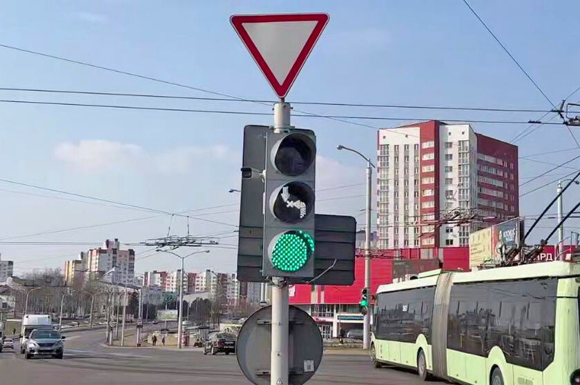 В Минске появились светофоры, предупреждающие о пересечении движения с автомобилями и пешеходами