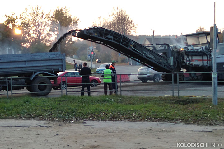 В Колодищах усиленно взялись за реконструкцию центрального перекрестка. Движение затруднено
