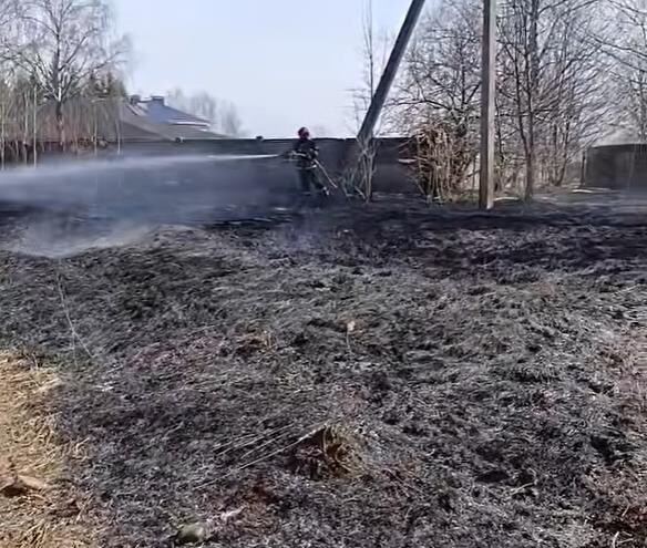 В Юхновке загорелась сухая растительность возле жилых домов. Пожар ликвидировали сотрудники МЧС
