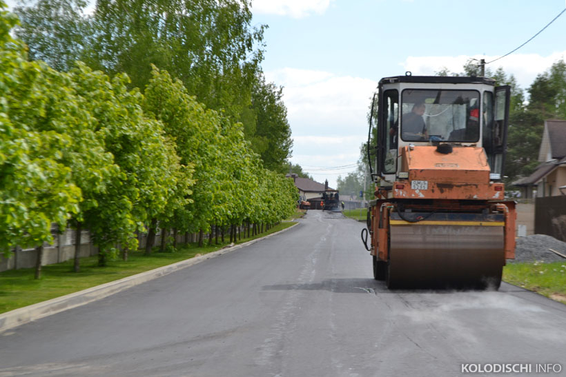 В Колодищах проходят работы по асфальтированию улиц Красивая и ...