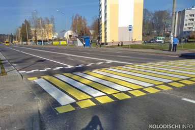 На автодороге вдоль ул. Тюленина наконец-то нанесли разметку