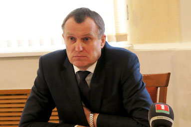 Исаченко: властям надо больше решать вопросов с выездом на места