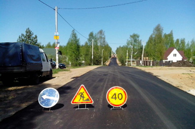По улице Короткевича укладывают асфальт. Осуществляется объезд участка дороги