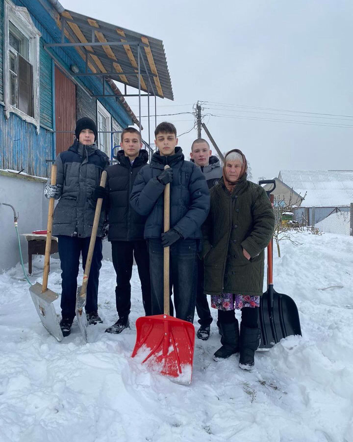 Учащиеся Колодищанской школы помогли в уборке снега одиноко проживающей пенсионерке