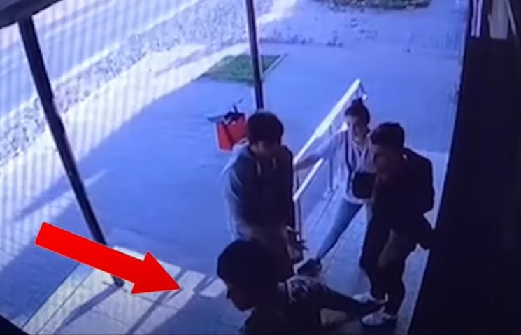 В Колодищах милиция задержала хулигана, который разбил стекло в магазине и убежал. Видео