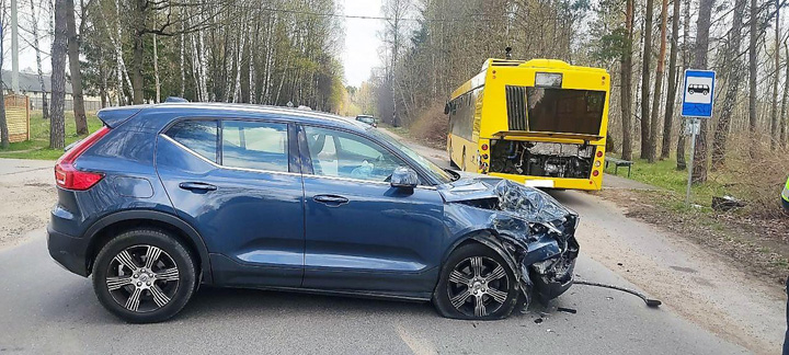 В Юхновке легковушка врезалась в маршрутный автобус