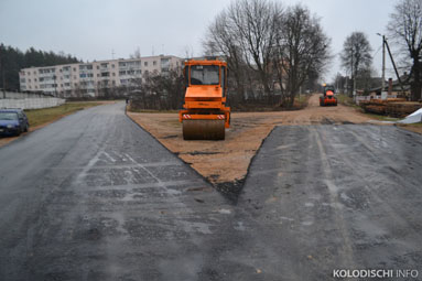 В поселке Сухорукие по улице Гоголя укладывают асфальт