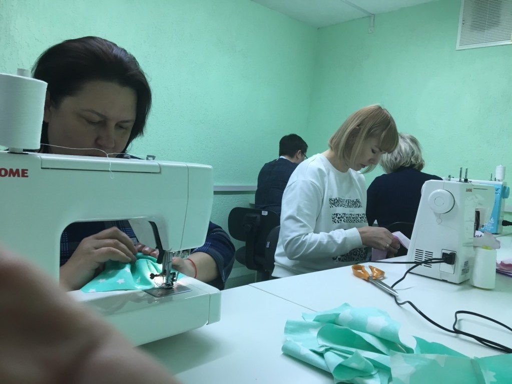 Мастерицы из Колодищ шьют маски для медиков