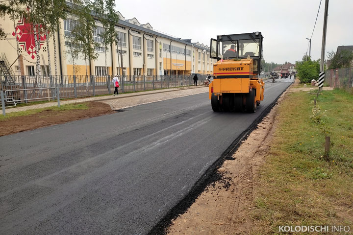 По улице возле новой школы в Колодищах уложили асфальт
