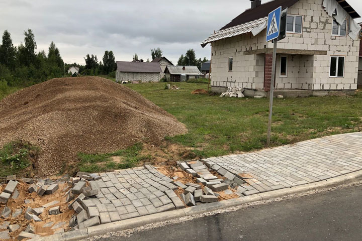 Вдоль дороги на Полигоне  очередной грузовик разрушил тротуар