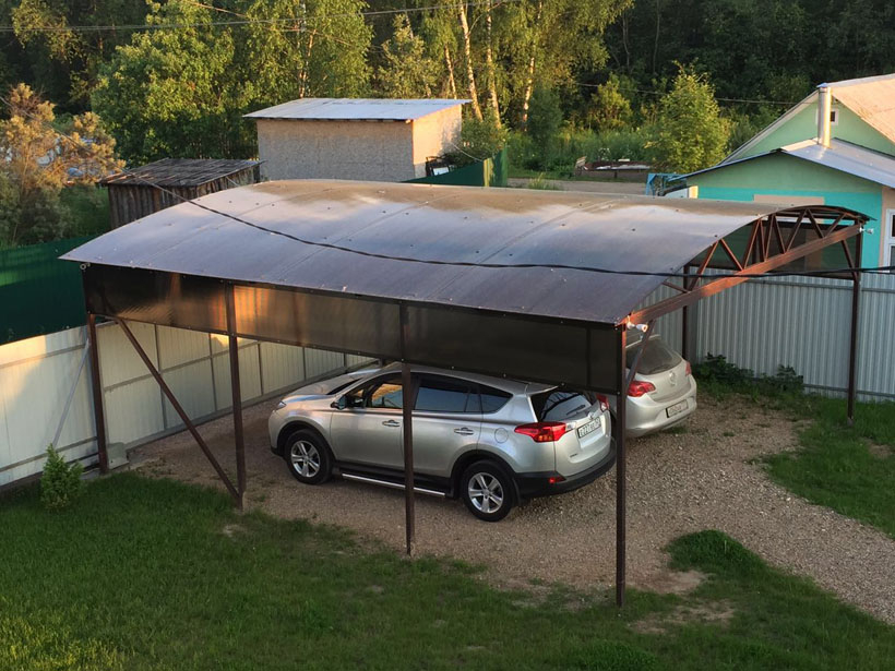 Автомобильный навес как альтернатива гаража на загородном участке