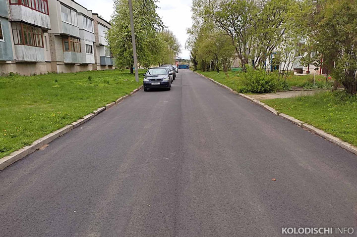 В Юхновке уложили асфальт вдоль квартирных домов по улице Славянская 