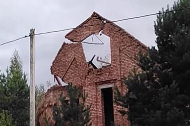 В Колодищах сносят заброшенный недострой. Видео