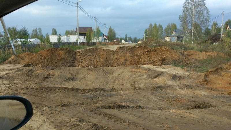 По улице Днепровская перекрыли дорогу, жители не могут разобраться кто должен освободить проезд