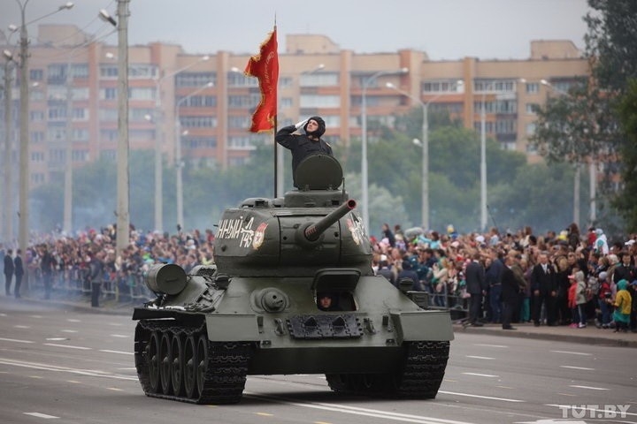 Танки в этом году изменили маршрут, технику пустили в сторону Колодищи-2