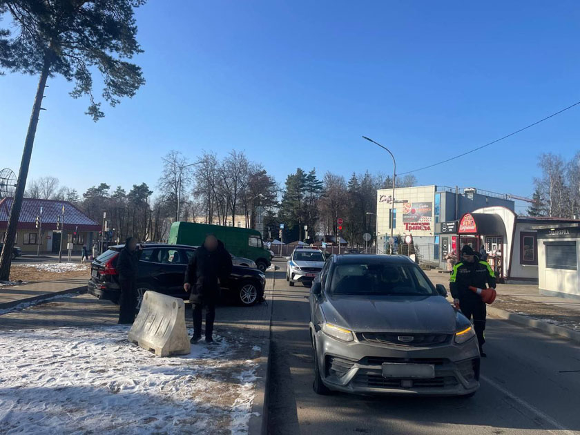 В Колодищах при выезде с парковки Volvo столкнулся с Geely. Пострадала 11-летняя пассажир