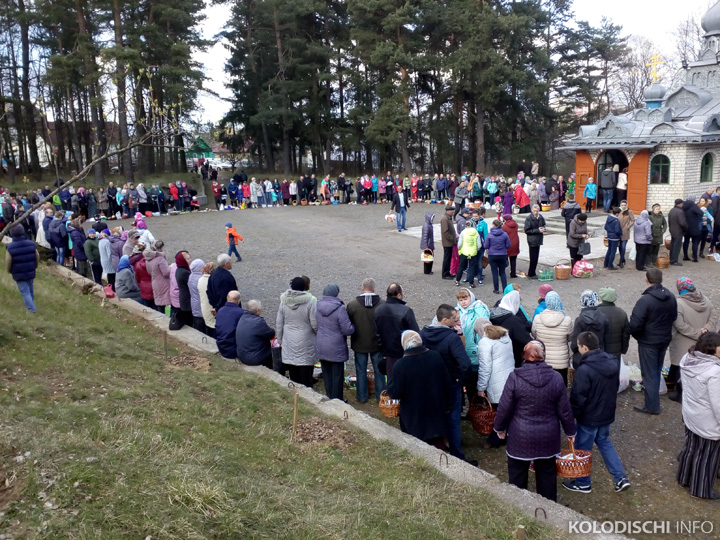 Накануне Пасхи жители поселка Колодищи освятили куличи и яйца в местных церквях
