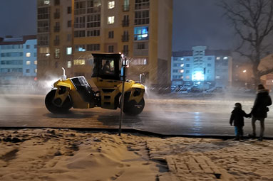 В Колодищах несмотря на снег продолжают асфальтировать дорогу. Фото от пользователей