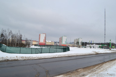Участок на повороте, который обнесли забором, предназначен под магазин непродтоваров и кафе