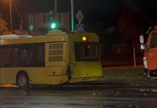 На перекрестке в Колодищах столкнулись пассажирский автобус и грузовик