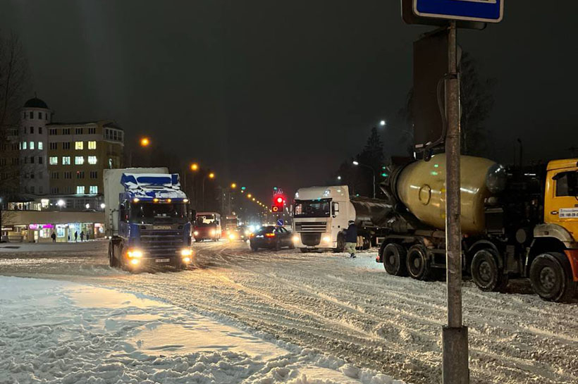 Несколько фур застряли на перекрестке в Колодищах 23 ноября